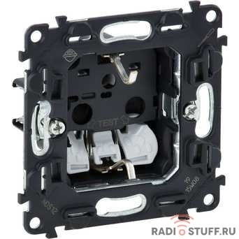 Legrand 753030 Valena IN'MATIC.Силовая розетка 2К+З 16А 250В с защитными шторками.Безвинтовые зажимы.